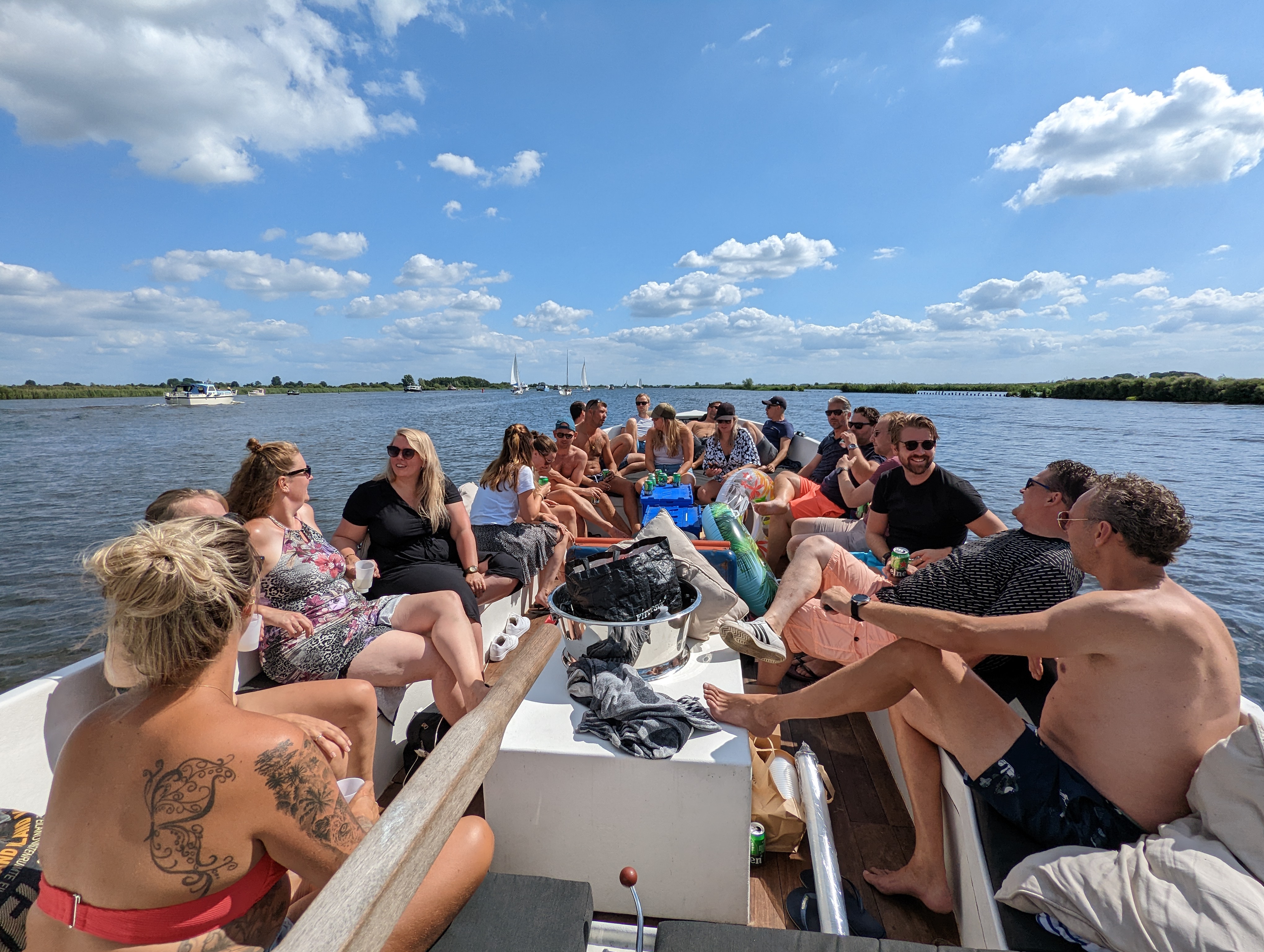 Grote sloep met schipper van Sloep huren Sneek Friesland in Sneek